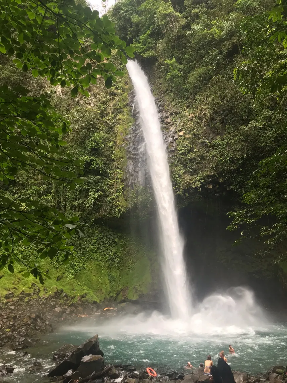 De waterval van La Fortuna die door de groene jungle naar beneden stort