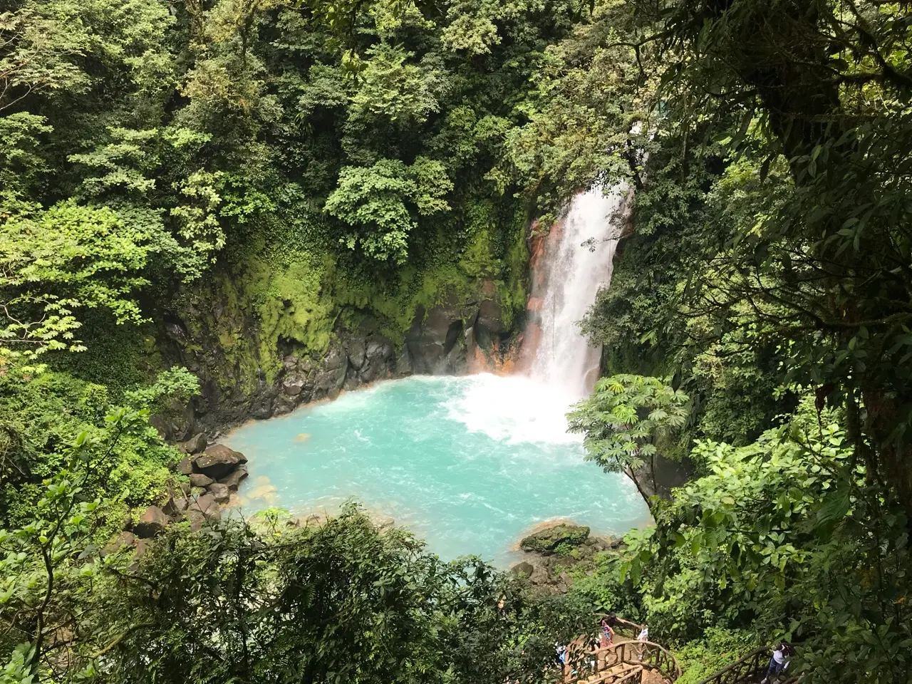 De felblauwe waterval van Río Celeste in het regenwoud