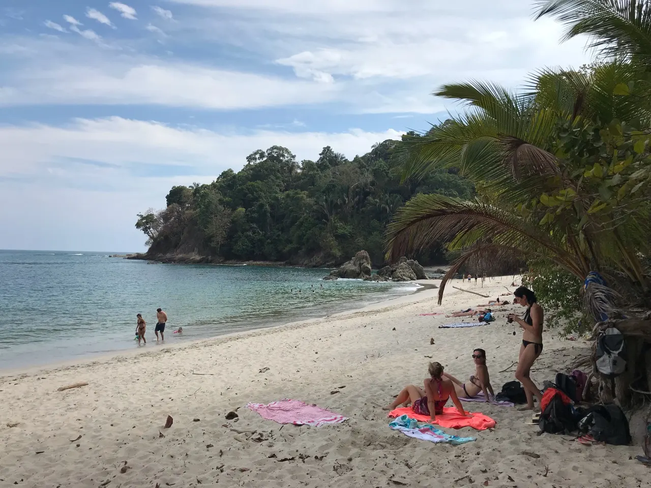 Breed strand van Manuel Antonio met een beboste landtong in de verte