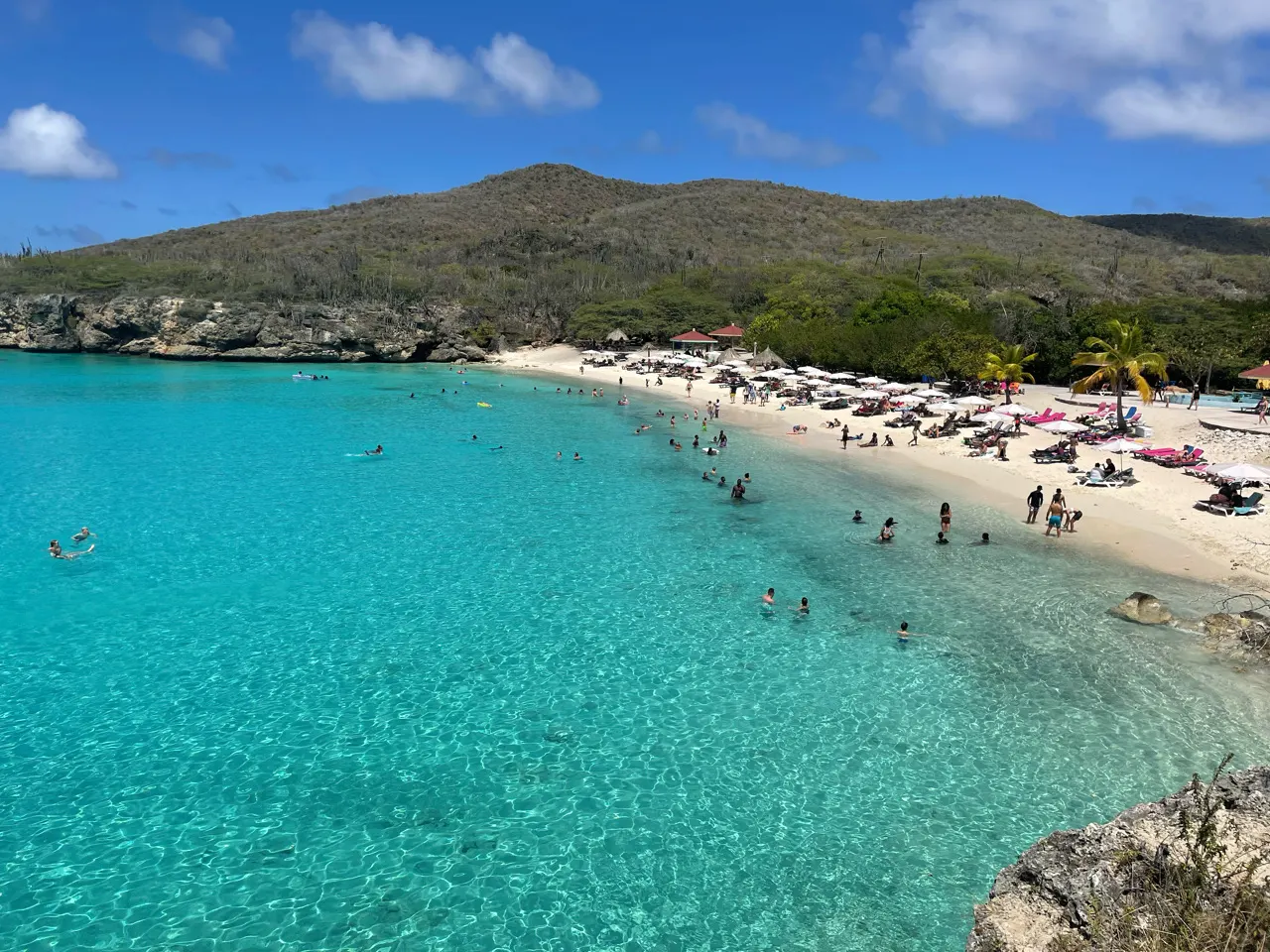 Uitzicht op de felblauwe baai van de Grote Knip vanaf de hoogte op Curaçao