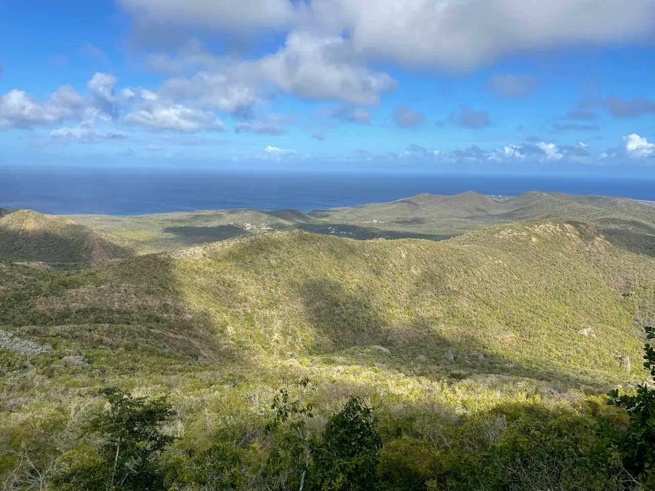 Uitzicht over de valleien en heuvels van Curaçao vanaf de top