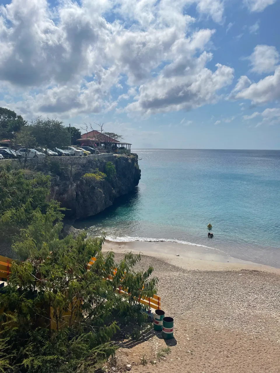 Baai met strand en een klif bij Playa Forti op Curaçao