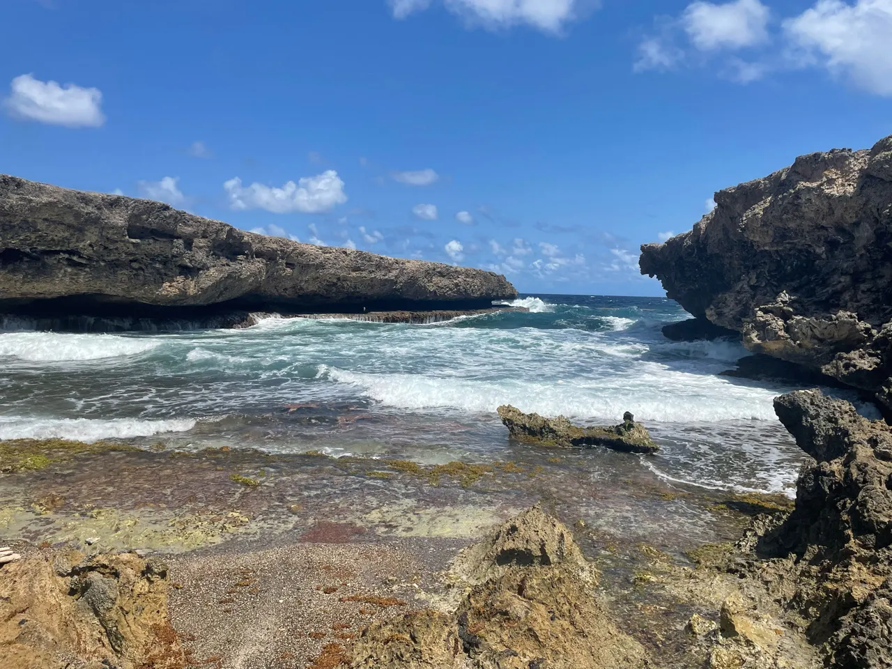 Ruige rotskust met golven en wilde zee aan de noordkant van Curaçao