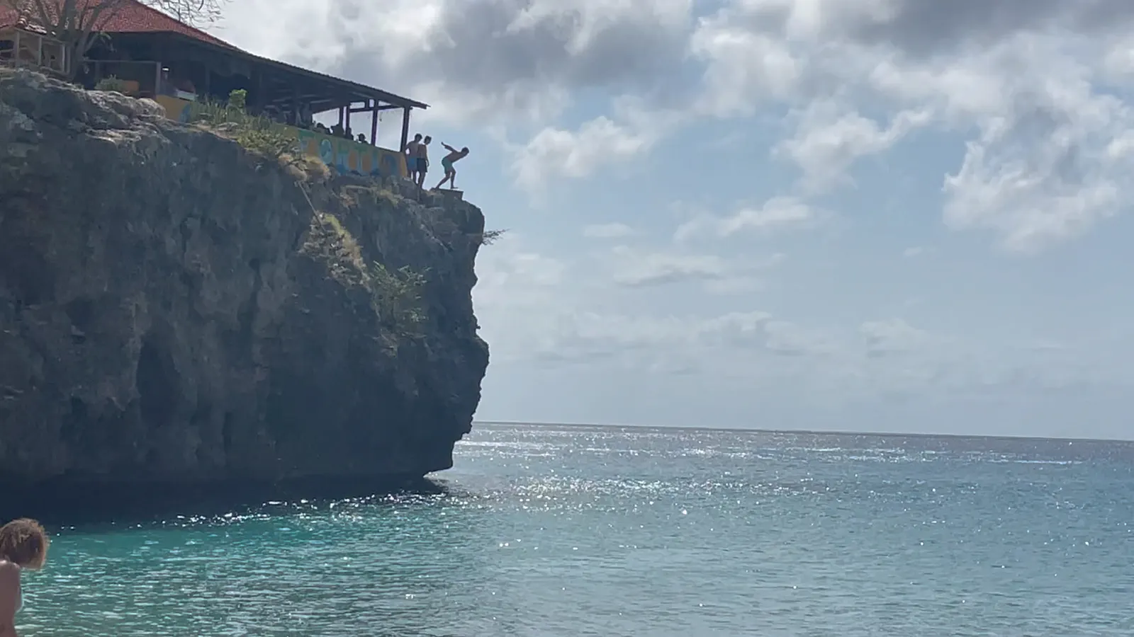 Uitzicht over de felblauwe zee vanaf een klif aan de westkant van Curaçao
