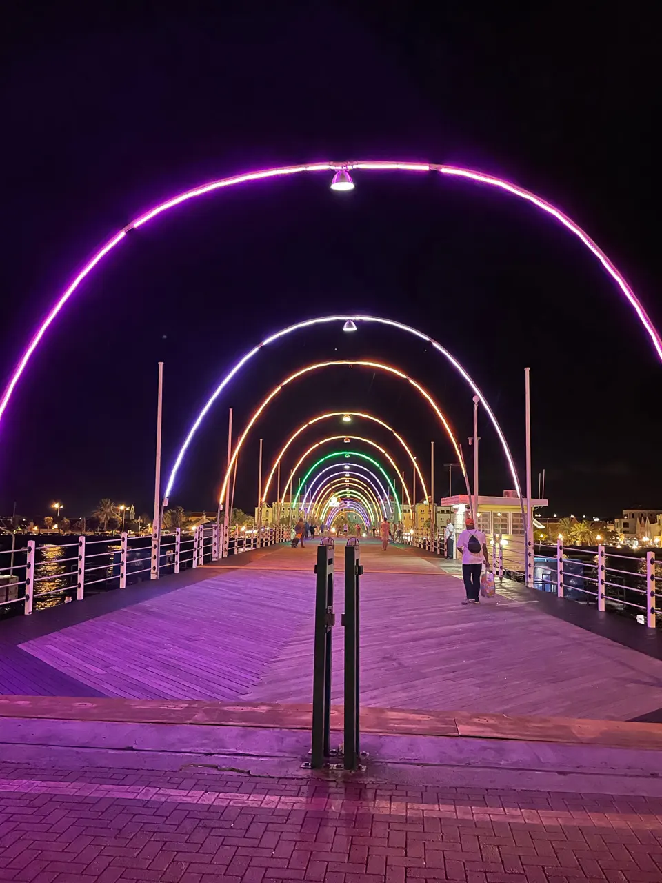 De Emmabrug met kleurrijke verlichte lichtbogen in de avond