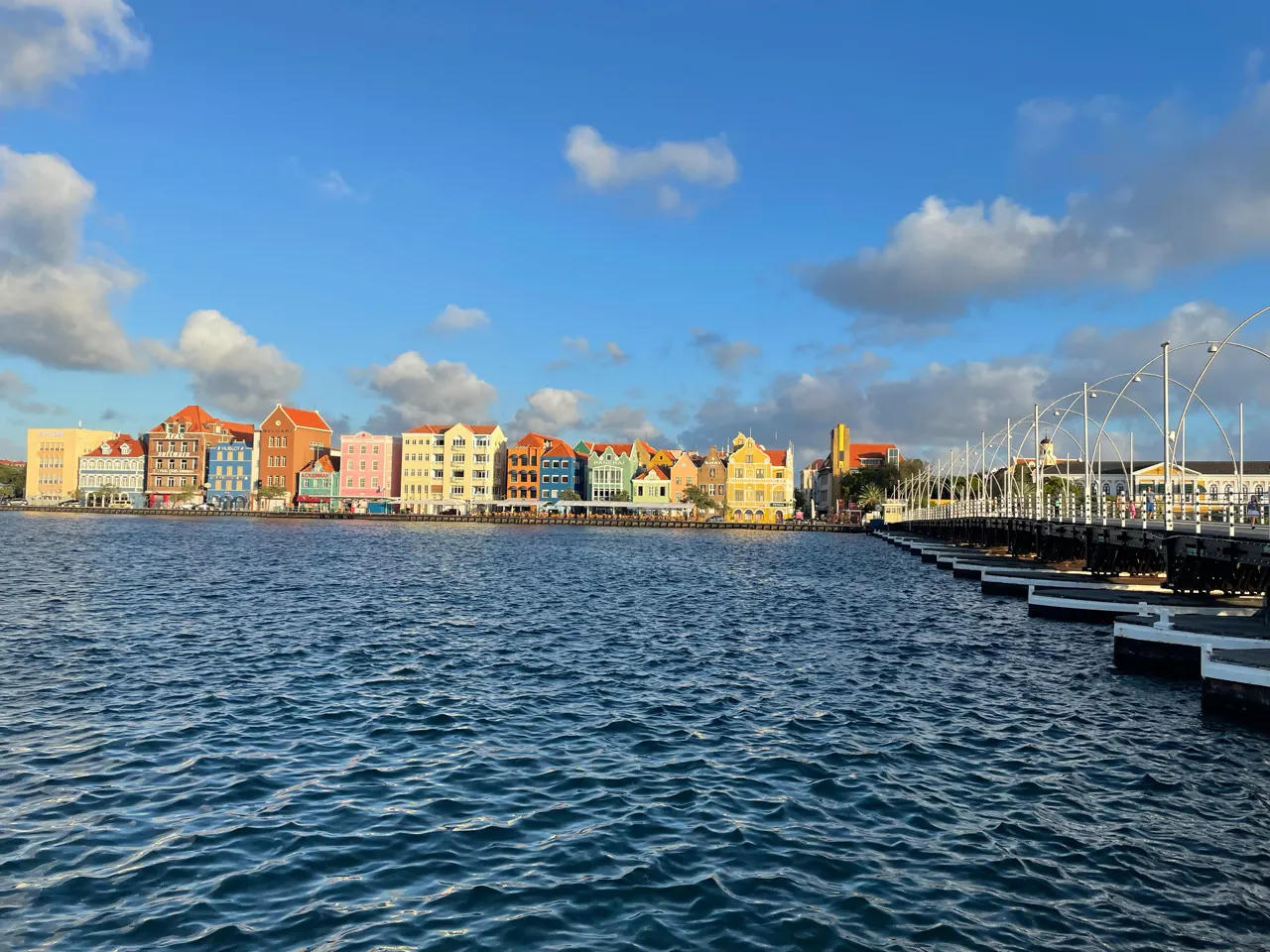 Rij pastelkleurige koloniale huizen aan de Handelskade in Willemstad