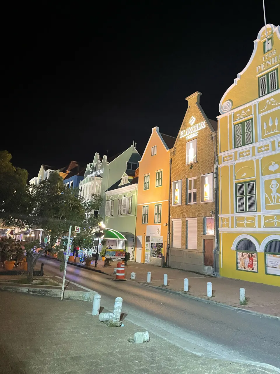 Verlichte kleurrijke koloniale huizen in Willemstad in de avond