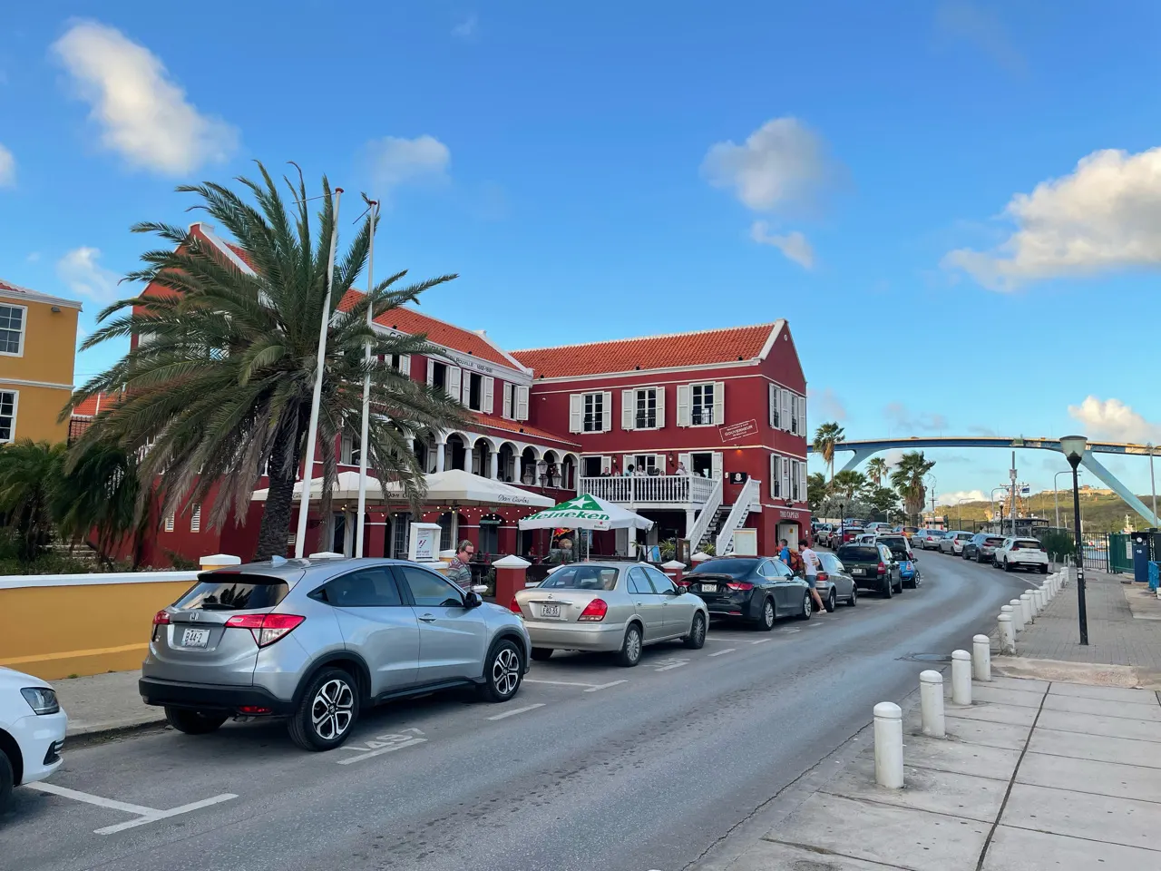 Kleurrijke straat met koloniale gebouwen in het centrum van Willemstad