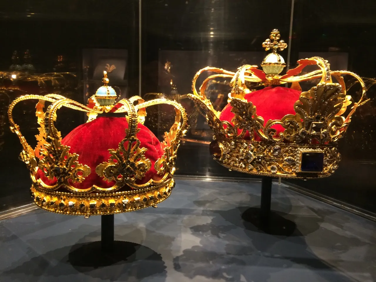 Twee gouden kronen met rood fluweel in een vitrine in Rosenborg