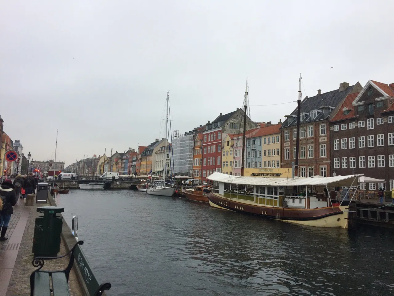 De kleurrijke huizen en oude boten langs de gracht van Nyhavn in Kopenhagen