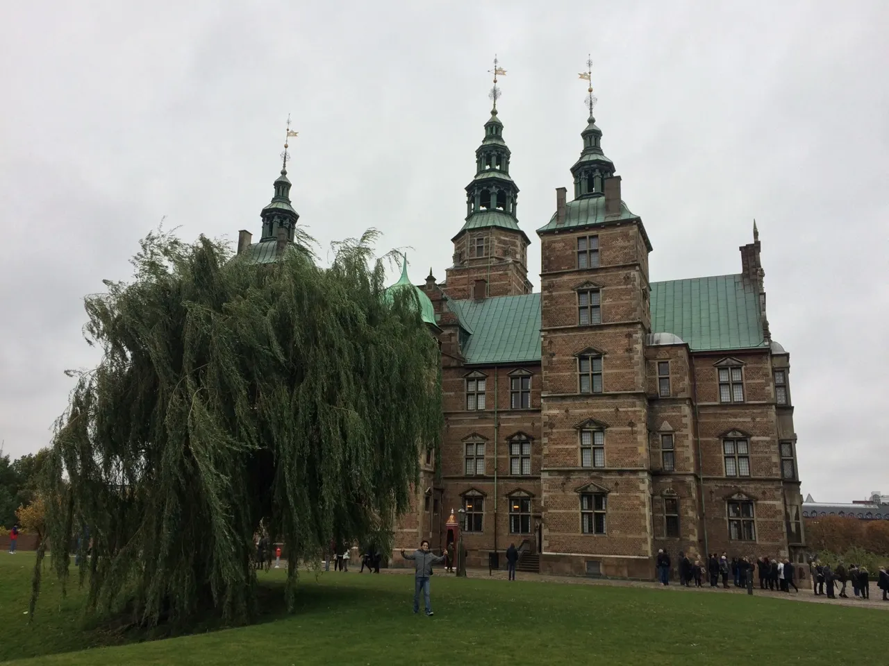 Het Rosenborg-kasteel met torentjes en een treurwilg ervoor