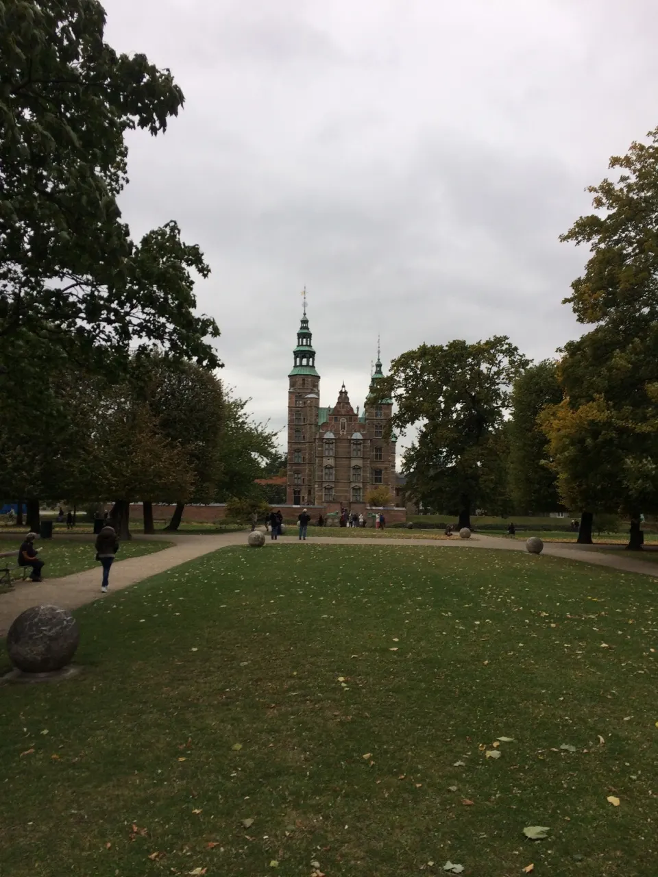 De slottuin bij het Rosenborg-kasteel met gras en het kasteel op de achtergrond