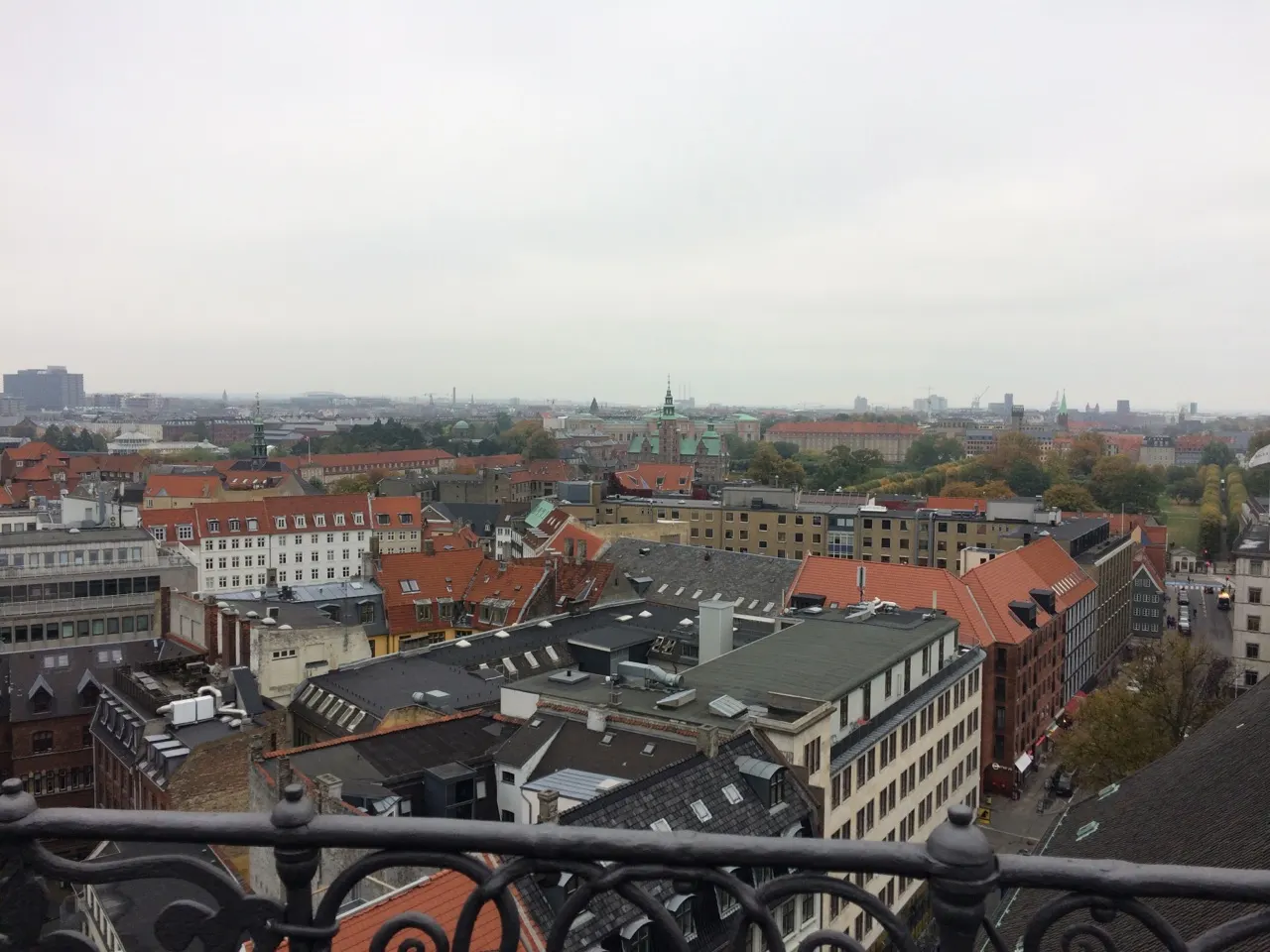 Uitzicht over de rode daken, torens en spitsen van Kopenhagen vanaf een toren