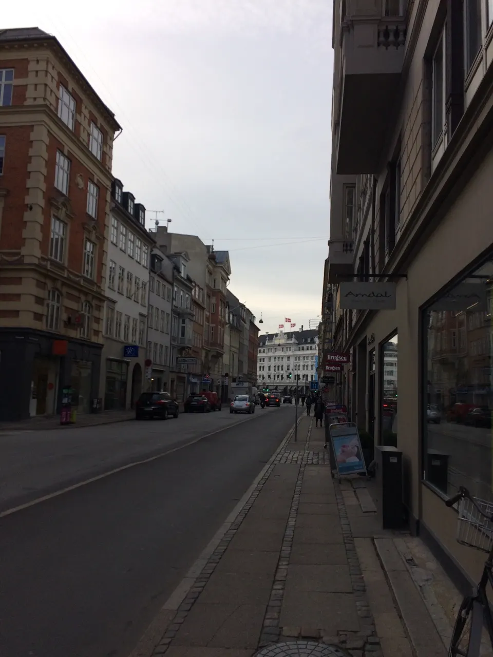 Een rustige straat met winkels in het centrum van Kopenhagen