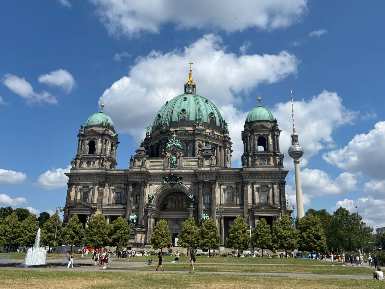 De Berliner Dom met de TV-toren op de achtergrond onder een blauwe lucht