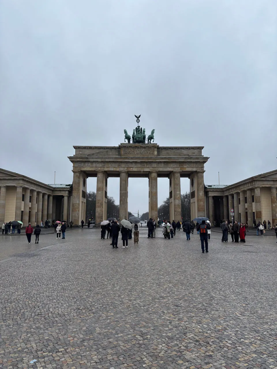 De Brandenburger Tor in Berlijn met mensen ervoor