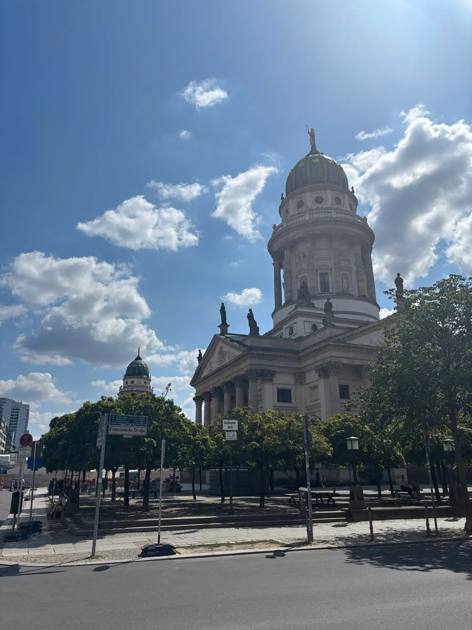 De Gendarmenmarkt in Berlijn met de Deutscher Dom