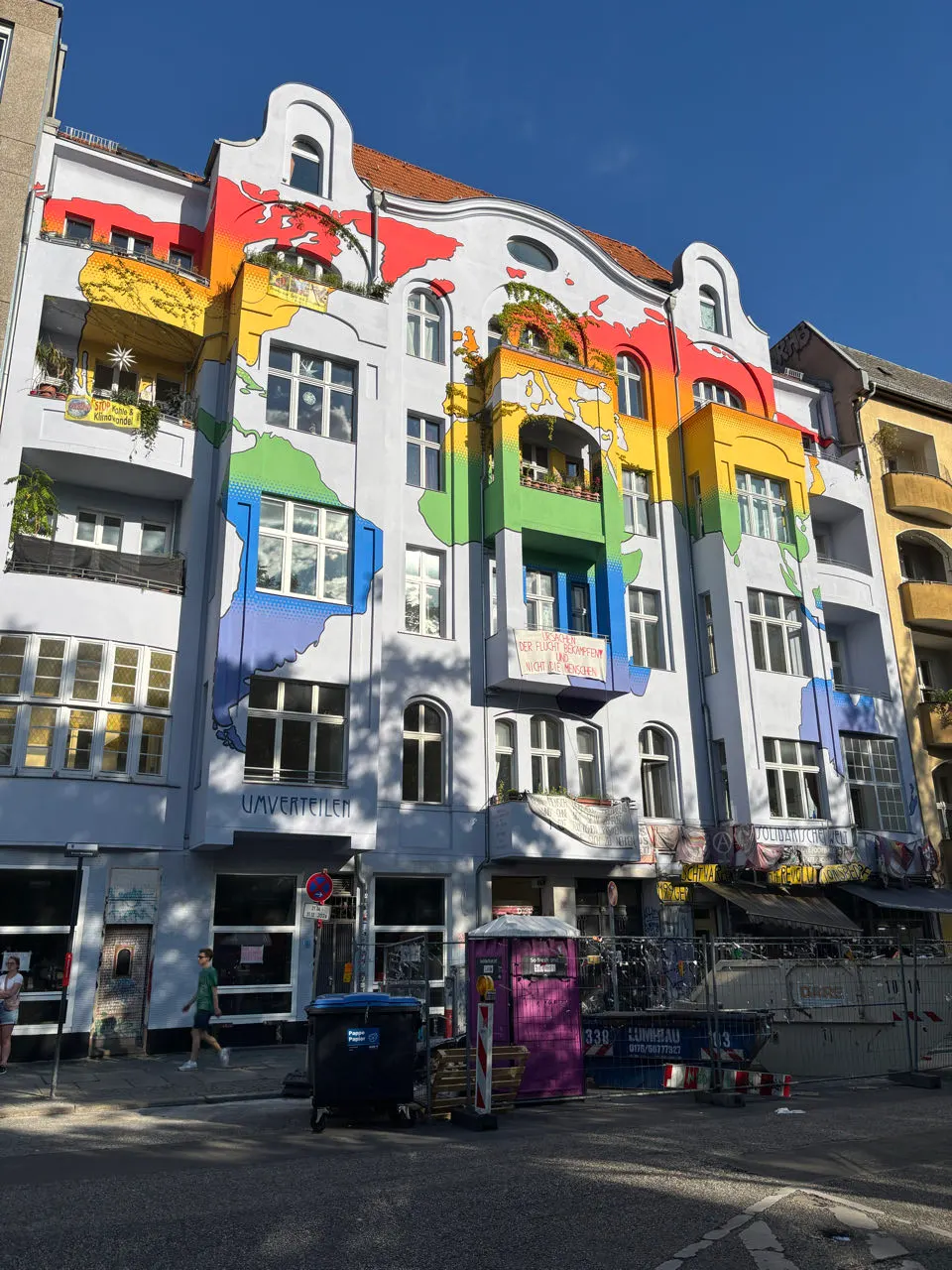 Kleurrijk beschilderd gebouw in de wijk Friedrichshain in Berlijn