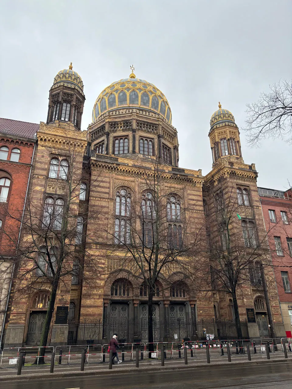 De gouden koepel van de Neue Synagoge in Berlijn