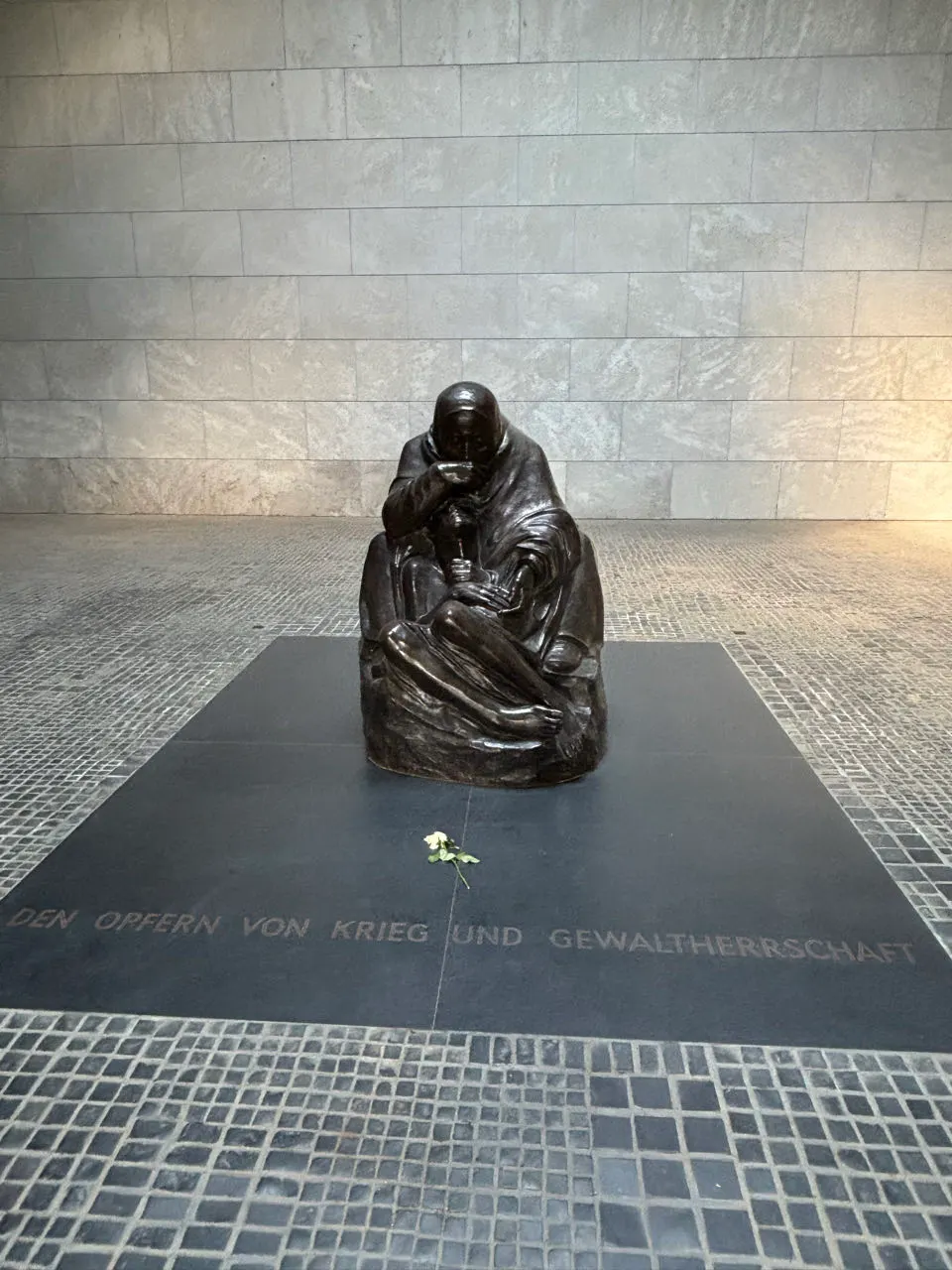 Het beeld van Kaethe Kollwitz in de Neue Wache in Berlijn