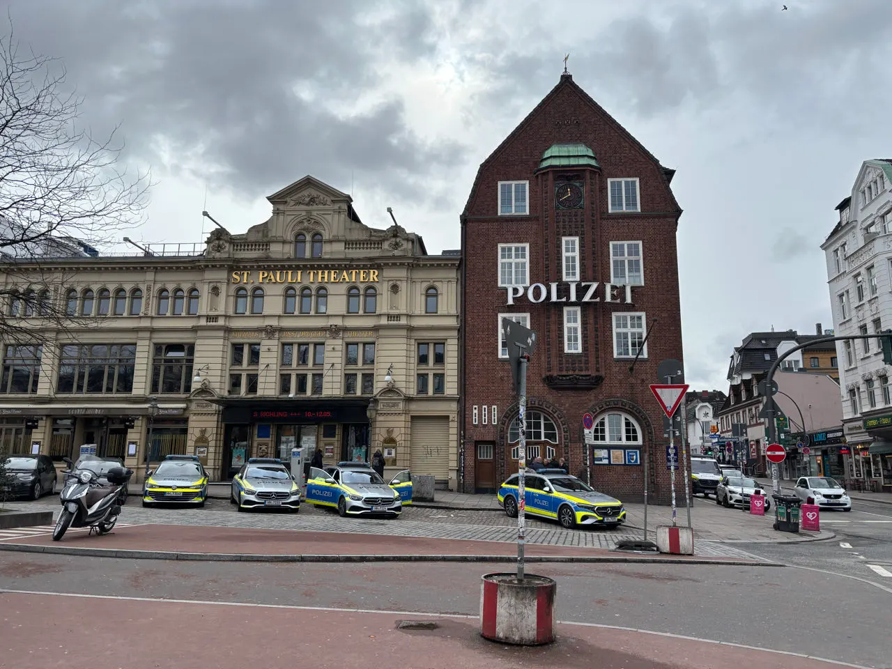 Het St. Pauli Theater en de Davidwache aan de Reeperbahn in Hamburg