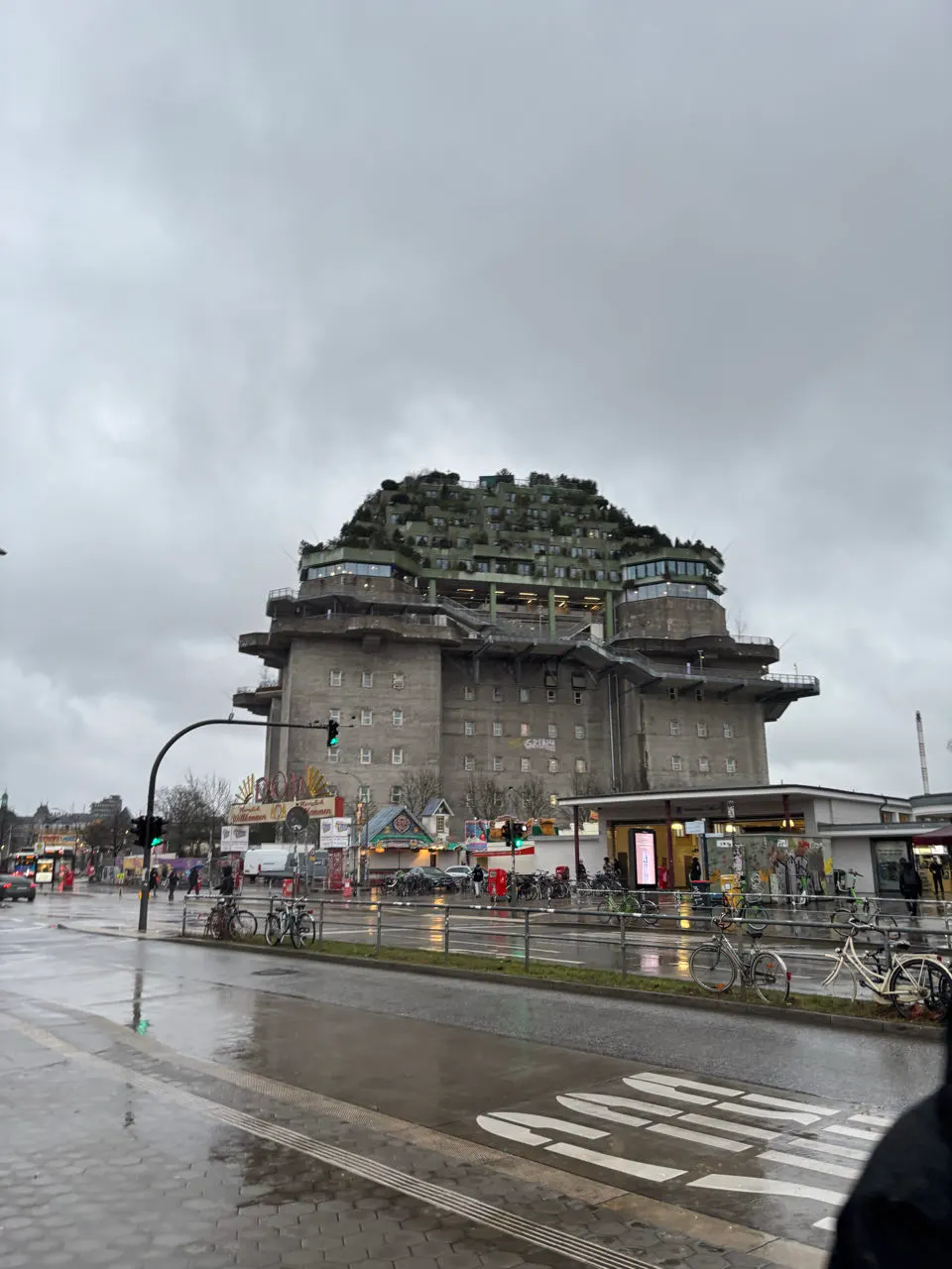 De grote betonnen Flakbunker in St. Pauli met groen dak in Hamburg