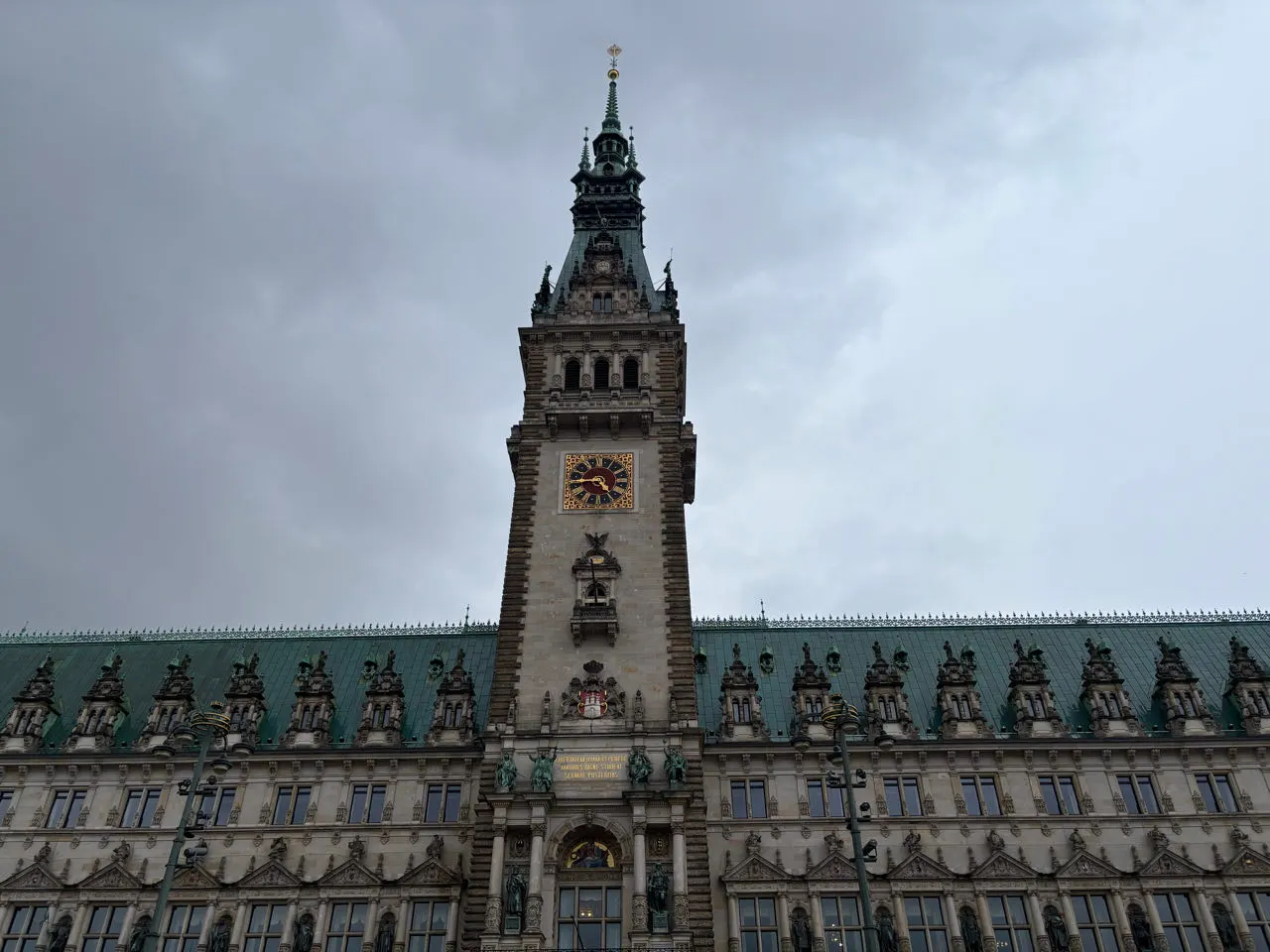 De toren van het stadhuis van Hamburg