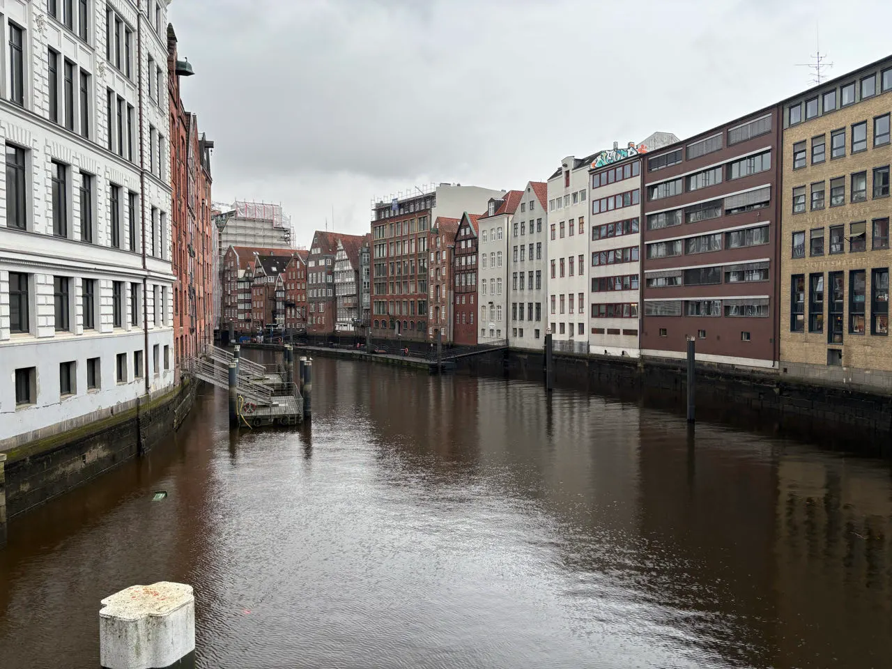 Oude koopmanshuizen langs het water in de Altstadt van Hamburg