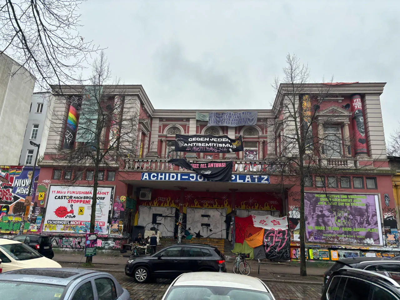 Straat met bars en winkels aan de Reeperbahn in Hamburg
