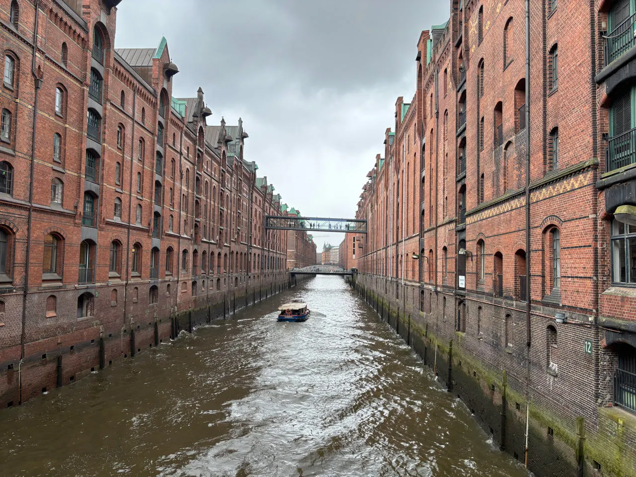 De rode bakstenen pakhuizen van de Speicherstadt in Hamburg langs een kanaal