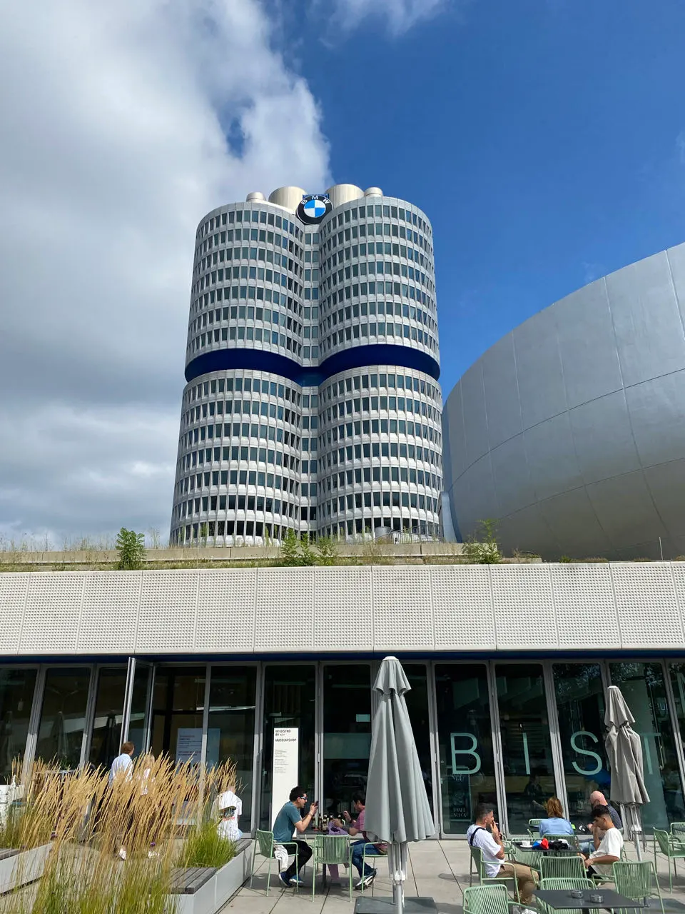 De vier torens van het BMW-museum in München