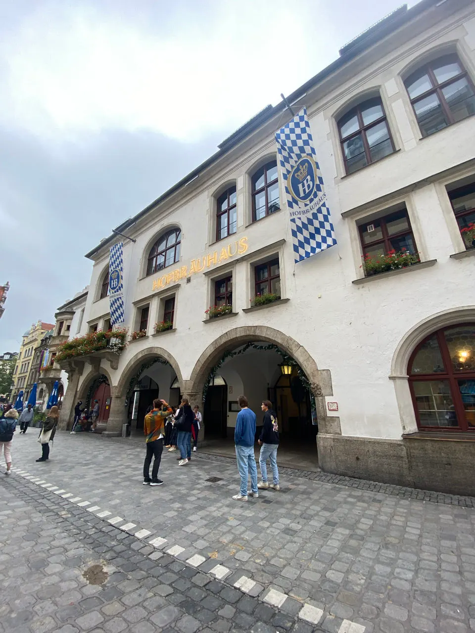 De gevel van het Hofbraeuhaus met Beierse vlaggen in München