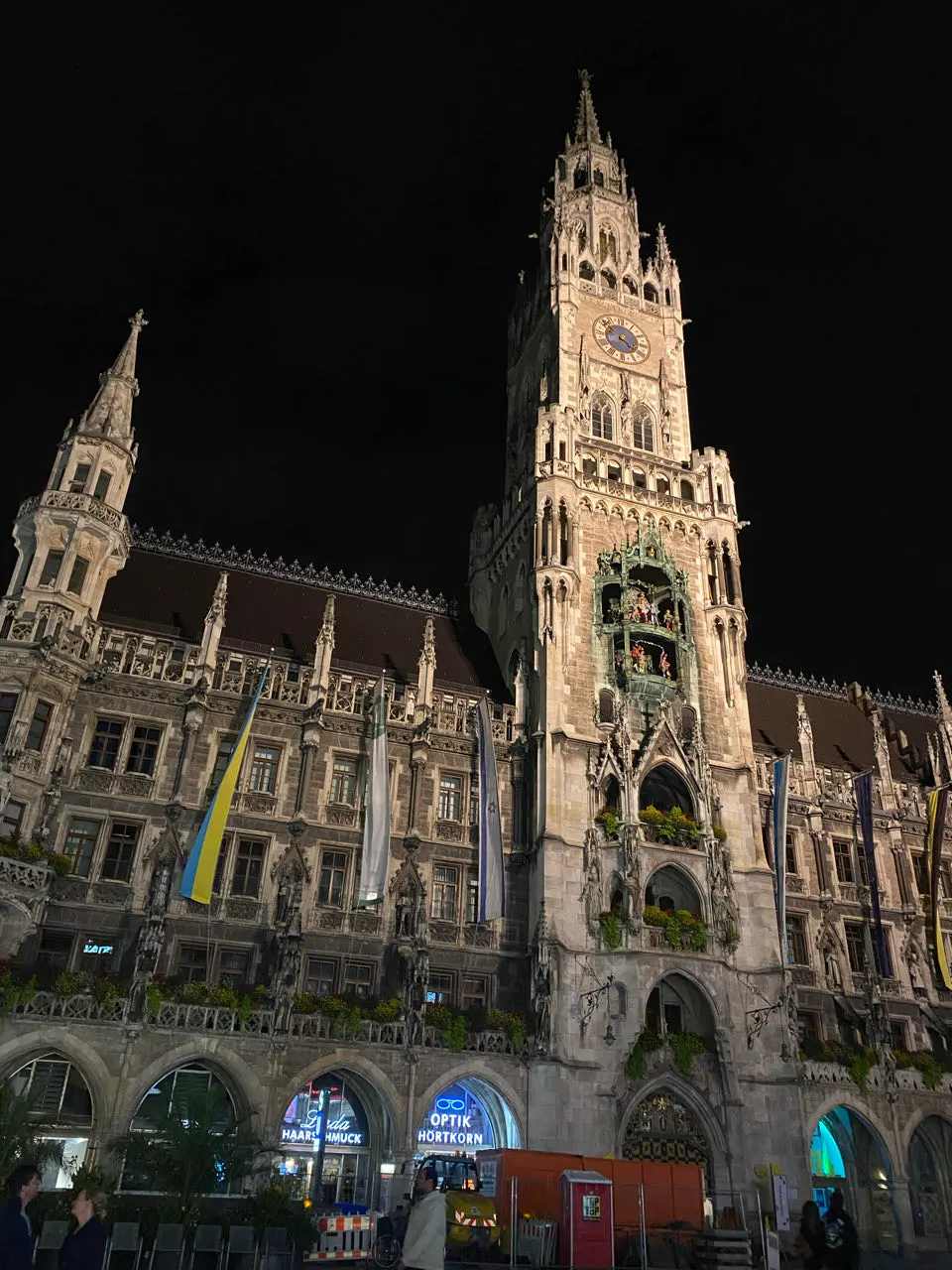 Het verlichte Neue Rathaus aan de Marienplatz in München in de avond