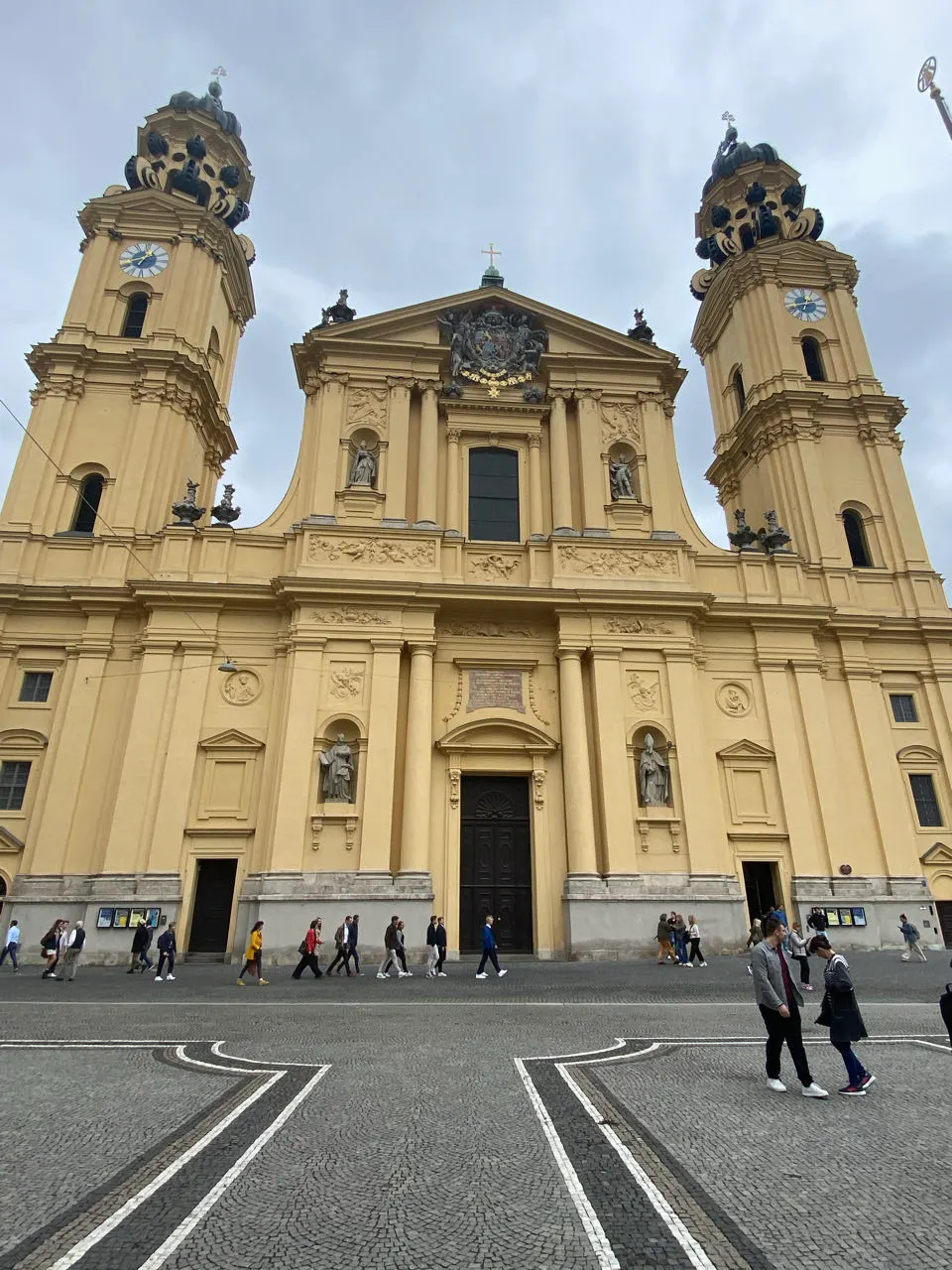 De gele barokke gevel van de Theatinerkirche in München