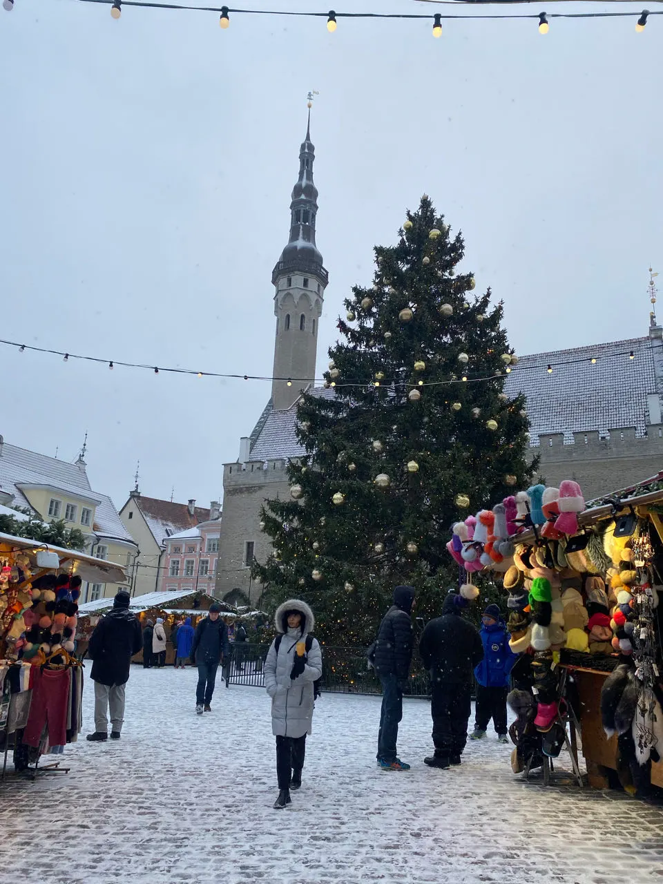 De kerstmarkt met grote kerstboom en marktkraampjes op het Raekoja plats in Tallinn