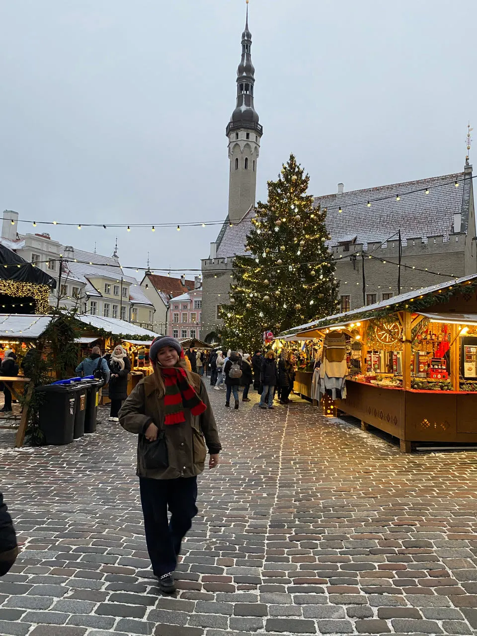 Verlichte kerstboom en kerstmarktkraampjes in de oude stad van Tallinn