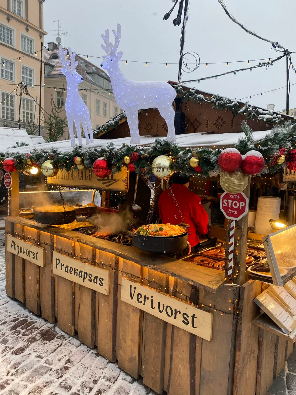 Kraampje met worst op de kerstmarkt in Tallinn