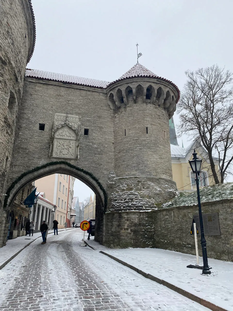 Middeleeuwse poorttoren met puntdak in de sneeuw in Tallinn