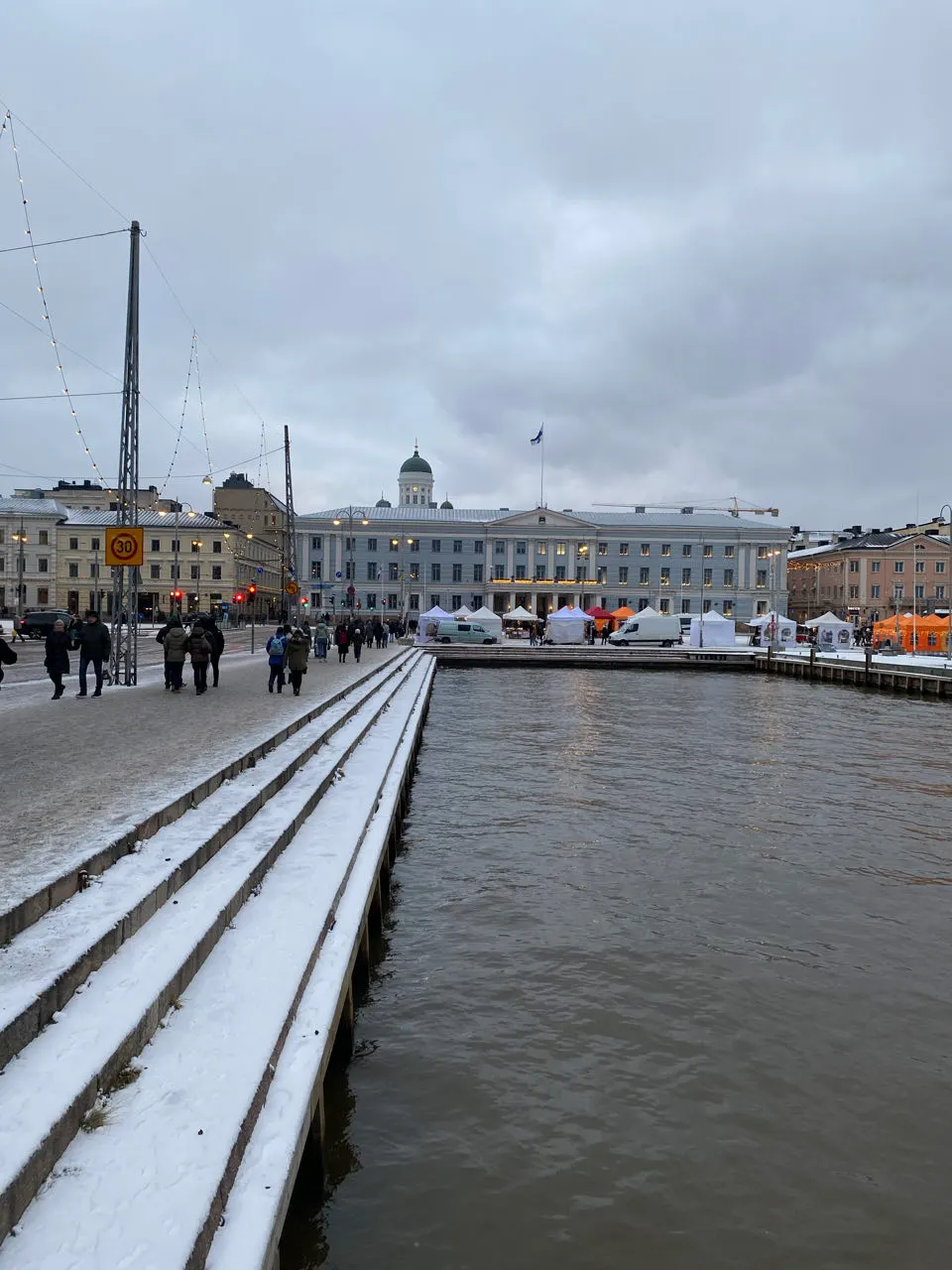 De besneeuwde haven van Helsinki met kade en water