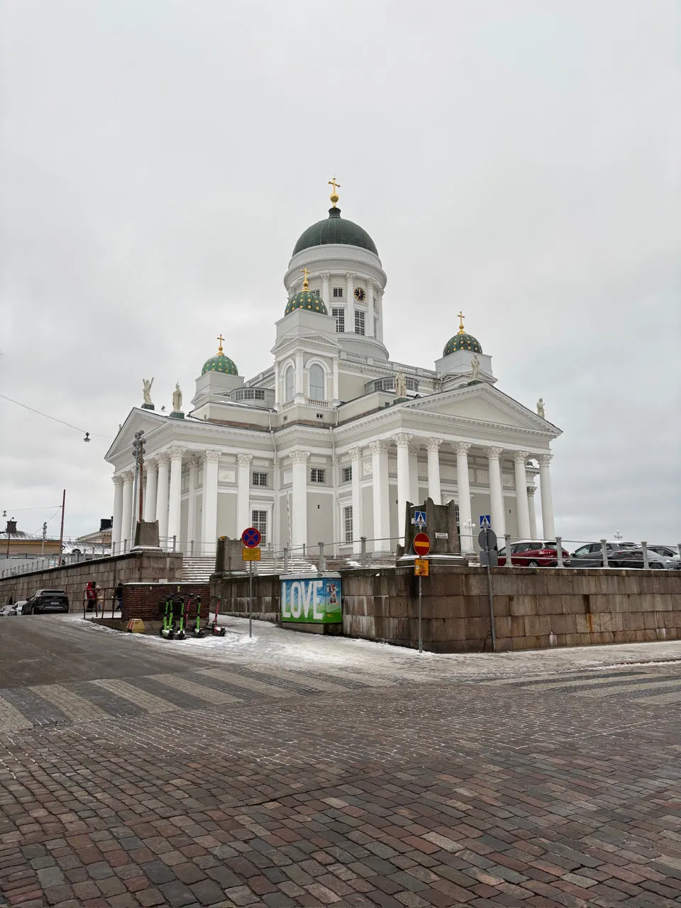 De witte kathedraal van Helsinki boven het besneeuwde Senaatsplein