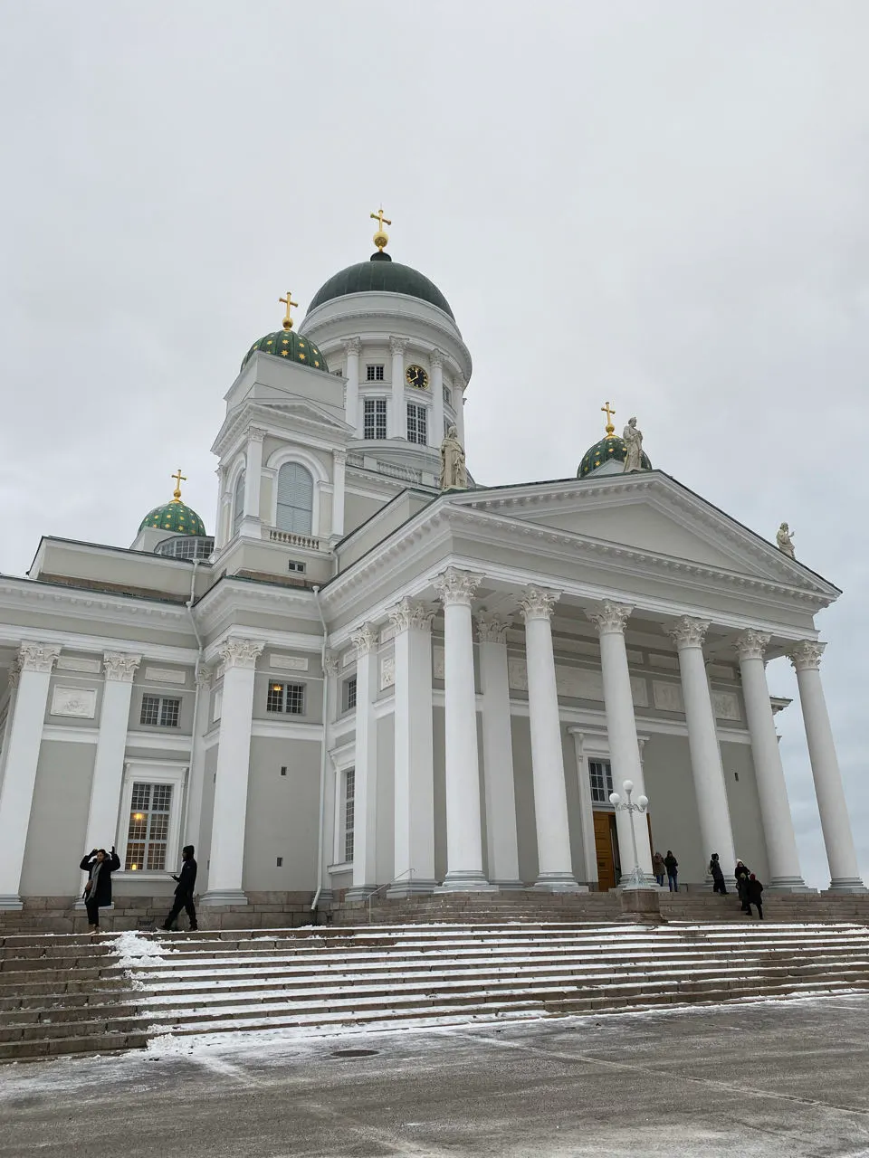 Zijaanzicht van de witte kathedraal van Helsinki in de sneeuw