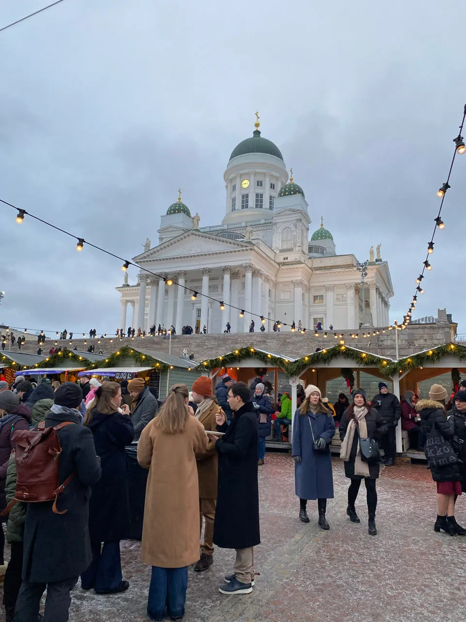 Kerstmarktkraampjes met lichtjes voor de kathedraal van Helsinki