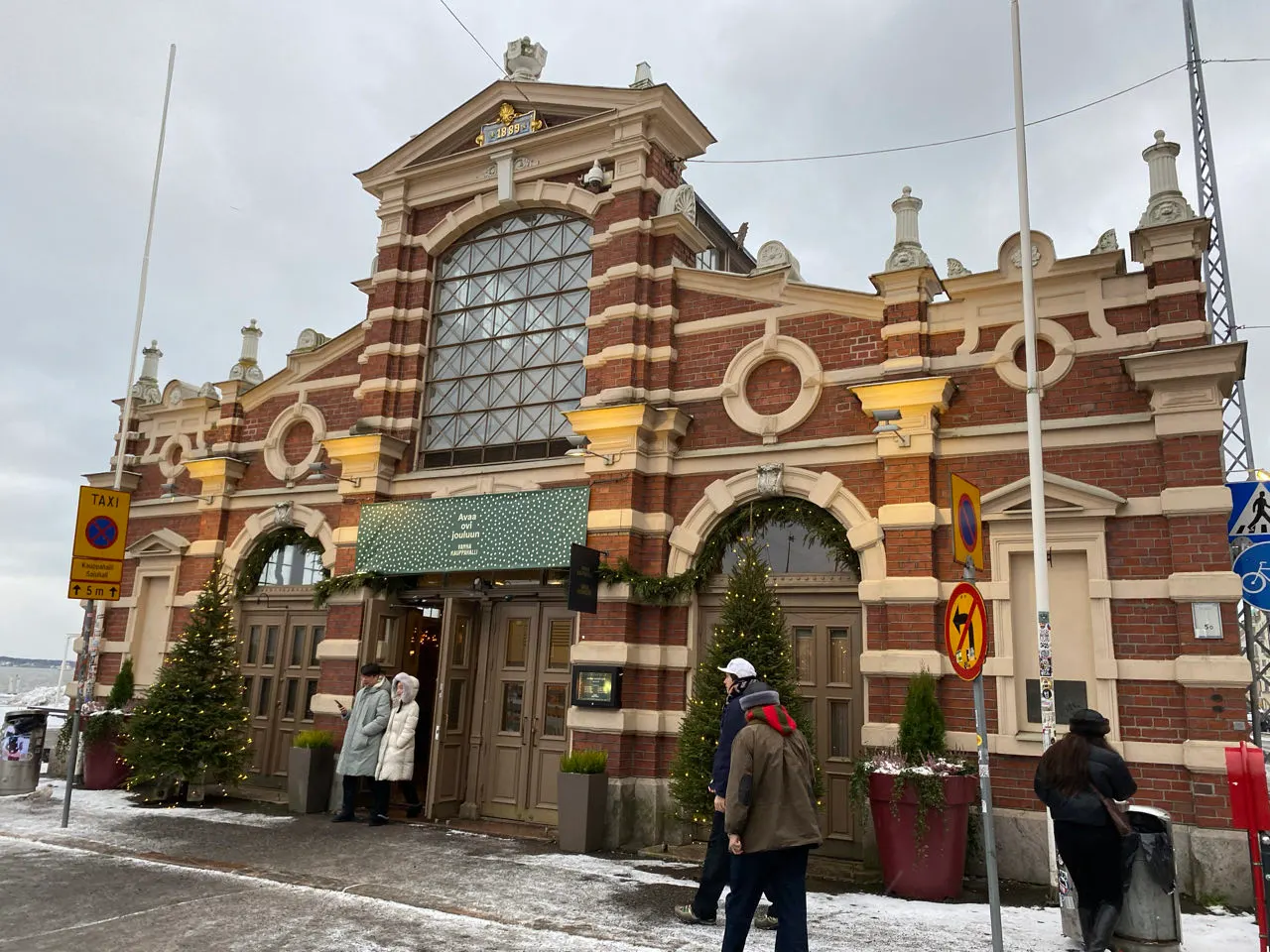 De bakstenen gevel van de oude markthal Vanha Kauppahalli in Helsinki