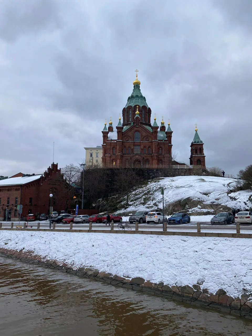 De rode Uspenski-kathedraal op een heuvel in Helsinki in de sneeuw