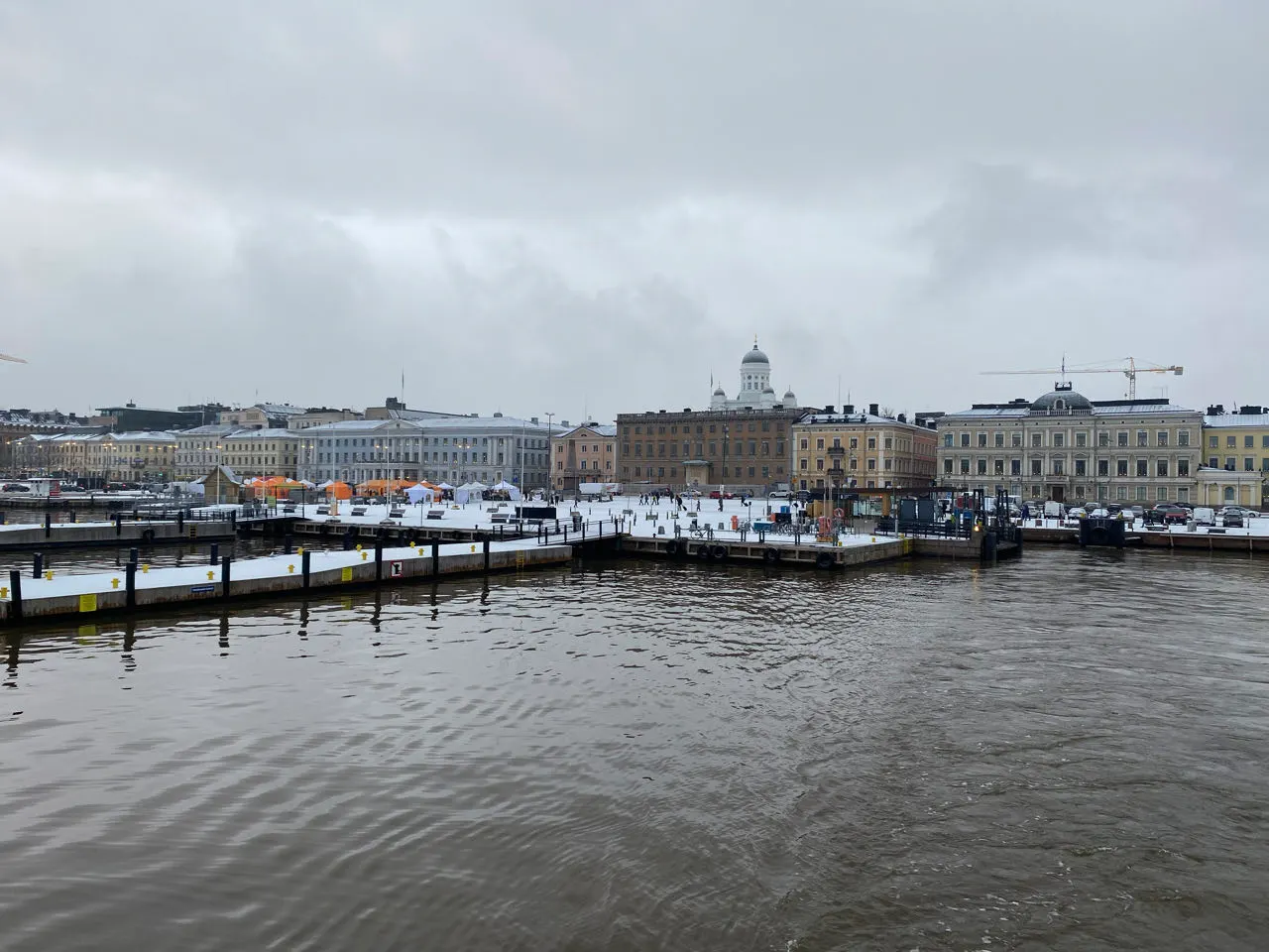De skyline van Helsinki met kerken gezien vanaf de boot op zee
