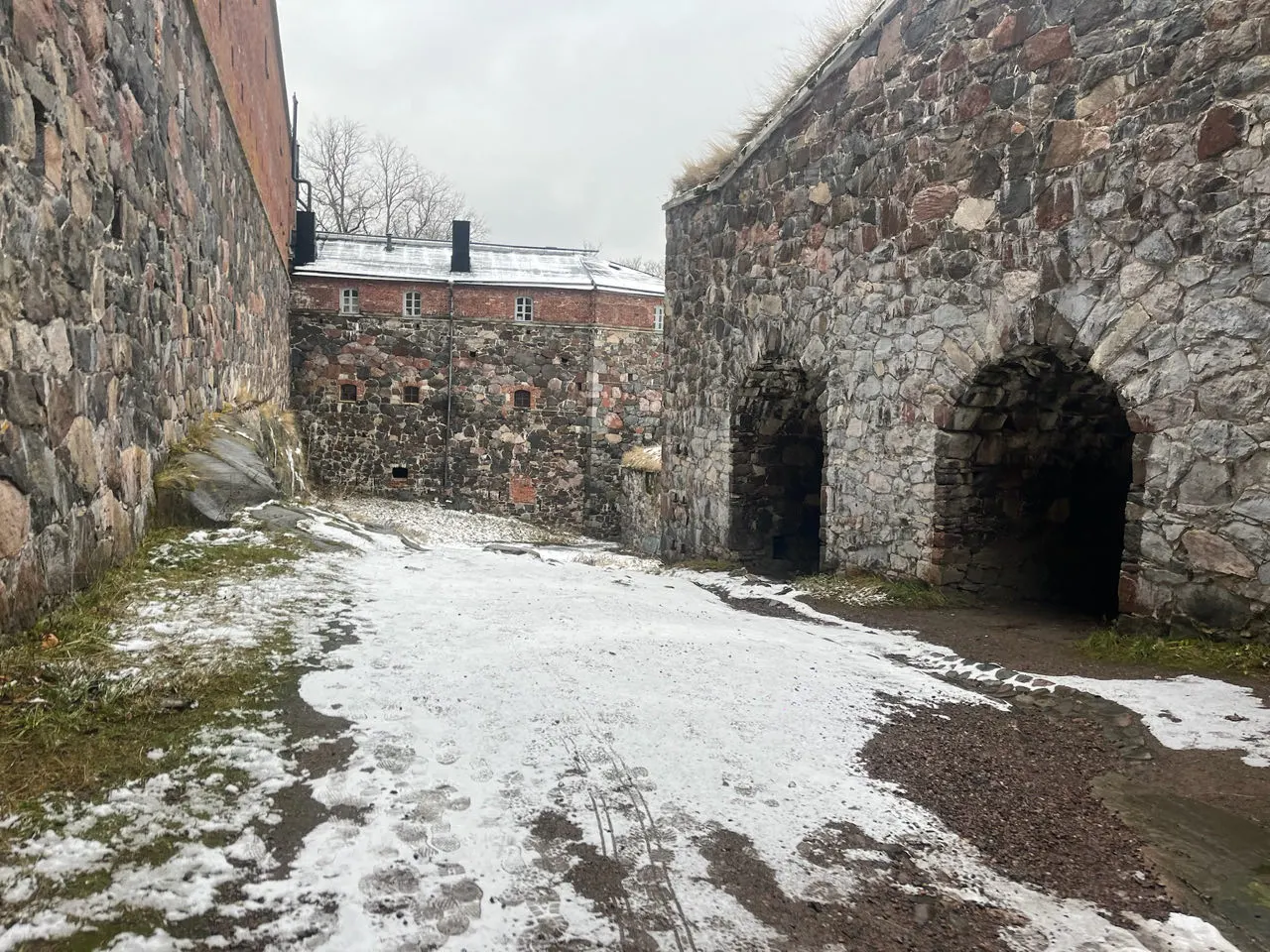 Een oude stenen fortpoort in de sneeuw op Suomenlinna