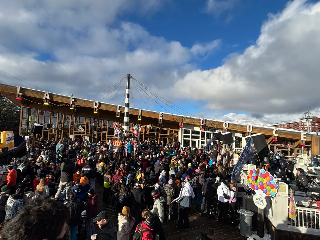 Drukte bij de apres-ski van La Folie Douce in Les Arcs