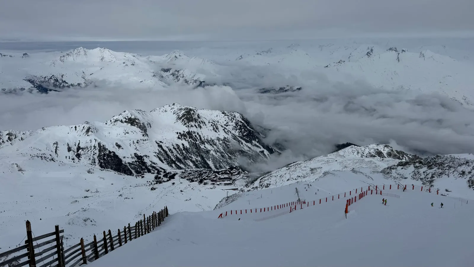 Mistige besneeuwde bergtoppen in Les Arcs op een grijze dag
