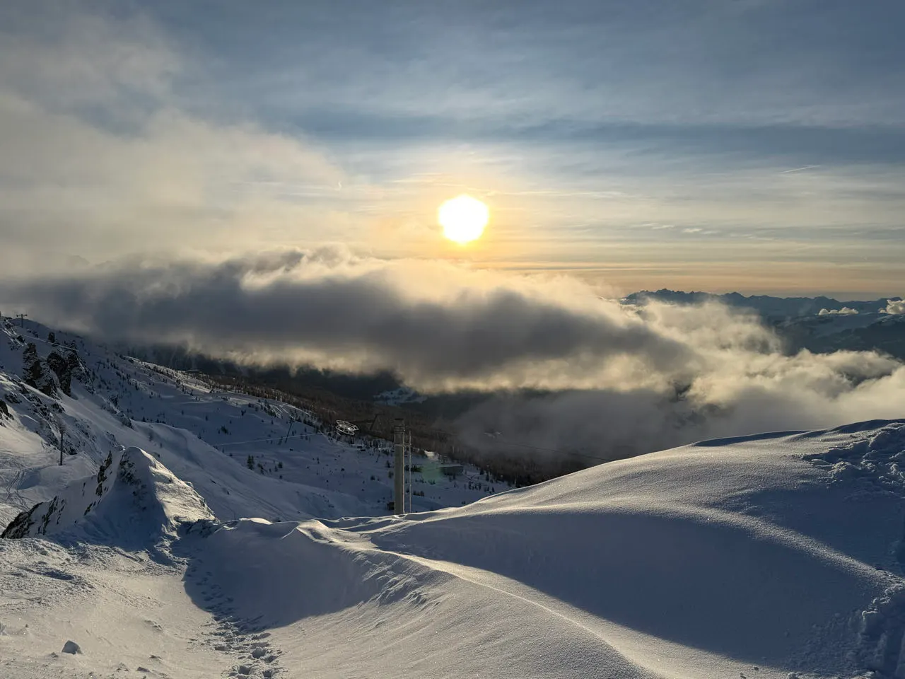 Zonsondergang boven een wolkendek in de bergen van Les Arcs