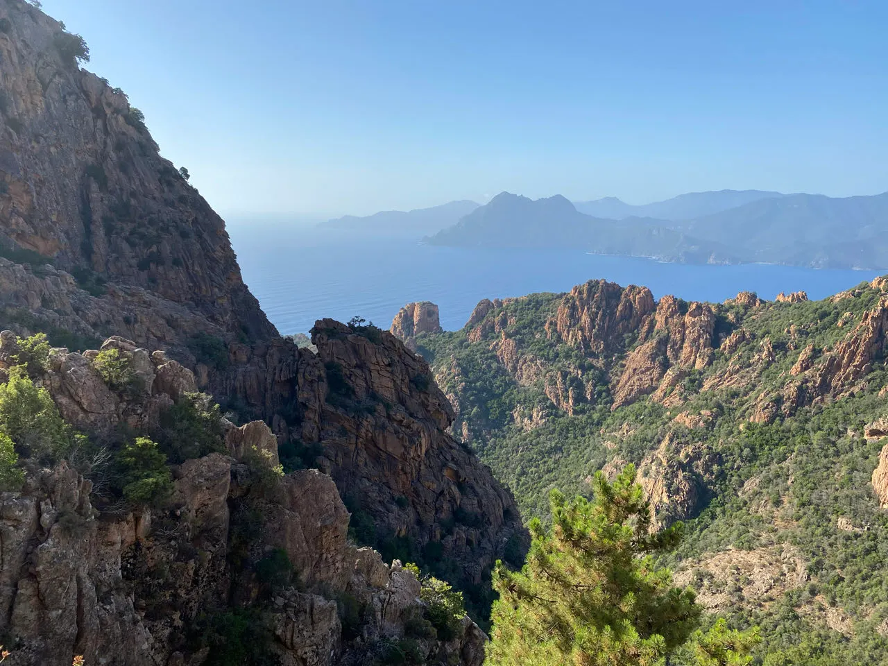 De rode bergen van de Calanche de Piana boven de kust